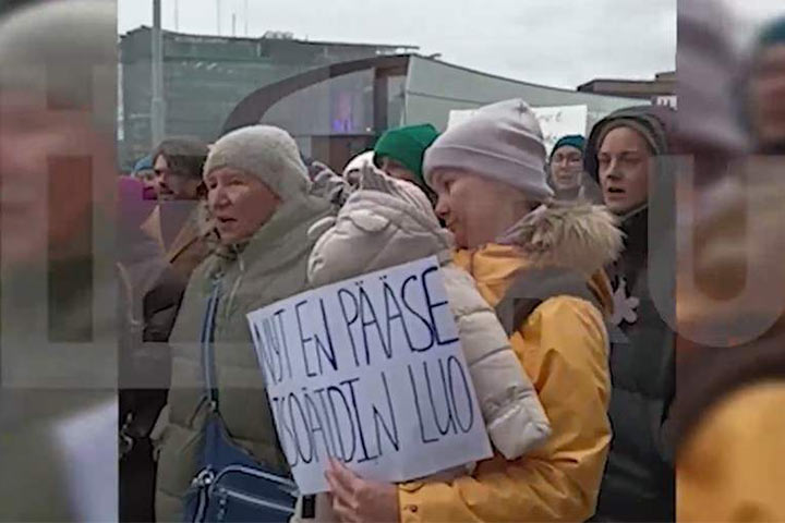 В Хельсинки сотни человек вышли на митинг против закрытия границы с Россией