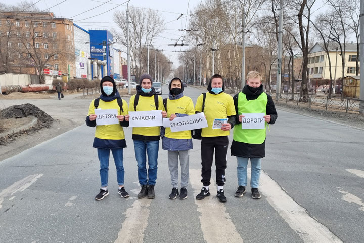 В Хакасии волонтеры напомнили школьникам правила дорожного движения 