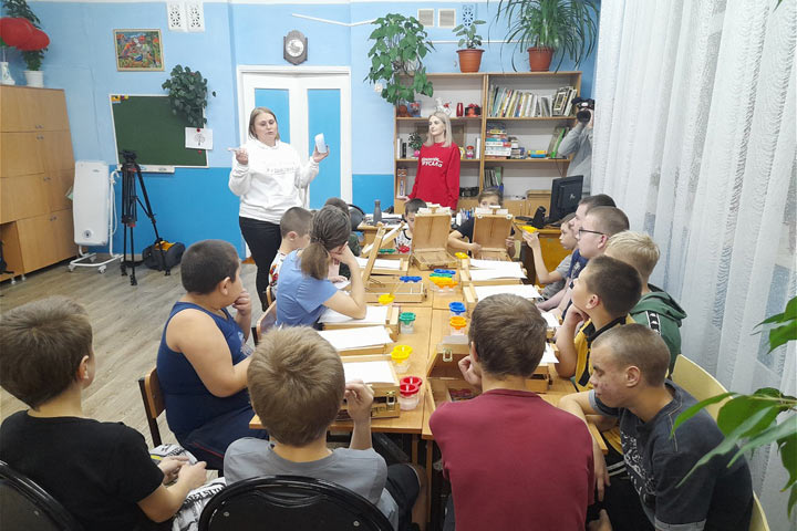 Необычные уроки рисования провели волонтеры РУСАЛа в саяногорской школе