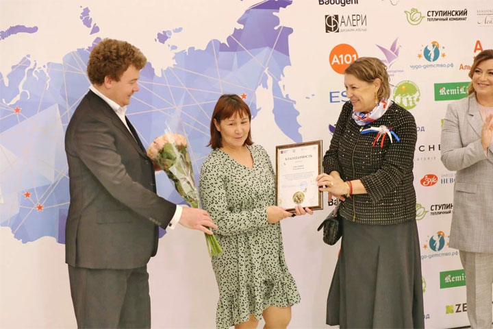 Многодетная мать из Хакасии получила поздравления в Москве