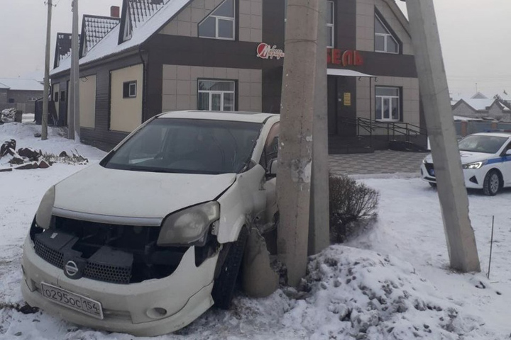 В Черногорске автомобиль врезался в столб, оставив Кедровник без света