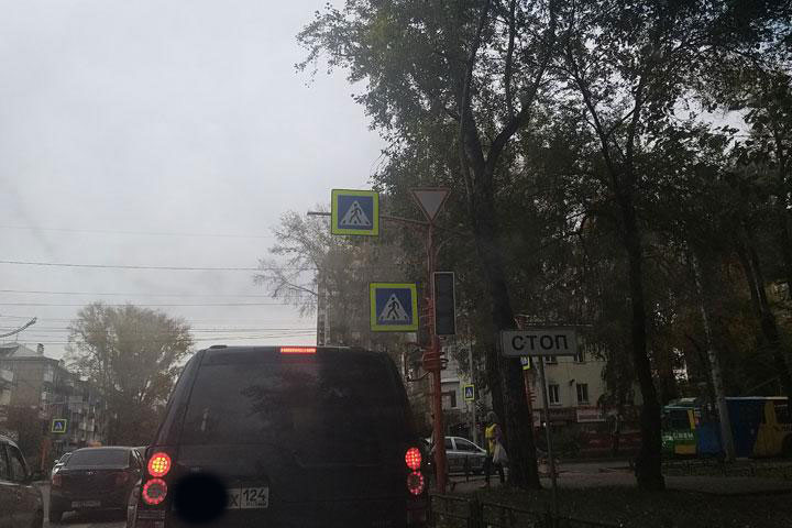 Неработающий светофор по Чертыгашева сильно осложнил абаканским автомобилистам утро 