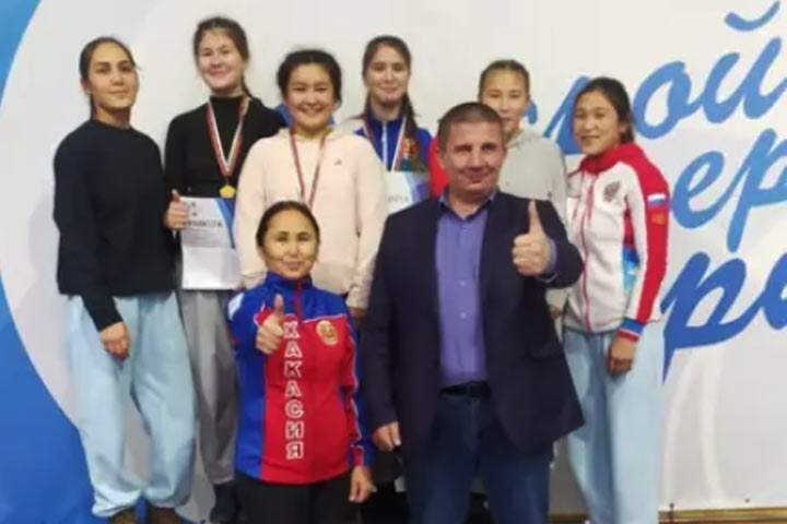 Каскад приемов и неожиданностей на ковре сопровождали памятный турнир в Хакасии 