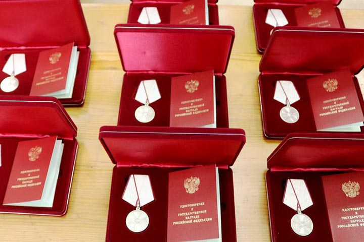 Президент России наградил орденами и званиями министра, депутата и машинистов из Хакасии