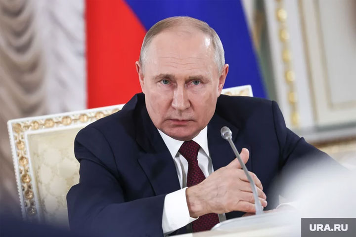 Путин подписал закон об увеличении МРОТ в 2024 году. Видео
