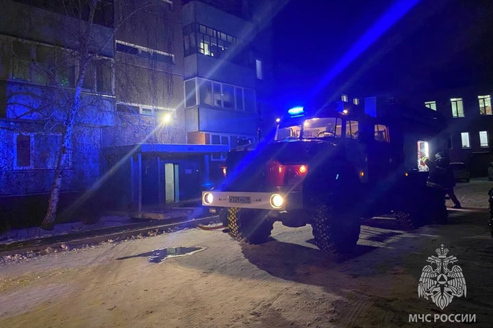 В Саяногорске из задымленной многоэтажки вывели 24 человека