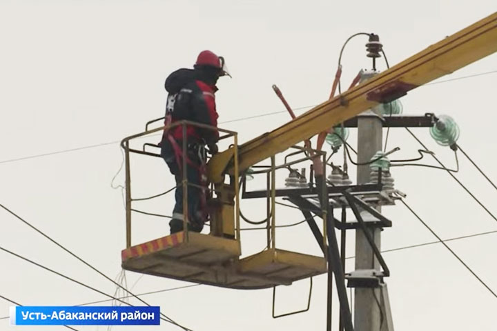 Энергетики всю ночь восстанавливали электроснабжение в Усть-Абакане