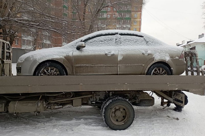 В Хакасии у нарушителя ПДД изъяли тщательно спрятанный автомобиль