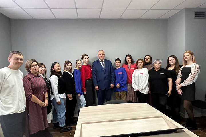 Анатолий Бутенко поздравил студентов Черногорского техникума отраслевых технологий с победой