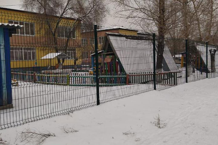 В Черногорске прокуратура добилась замены ограждения в детсаду 