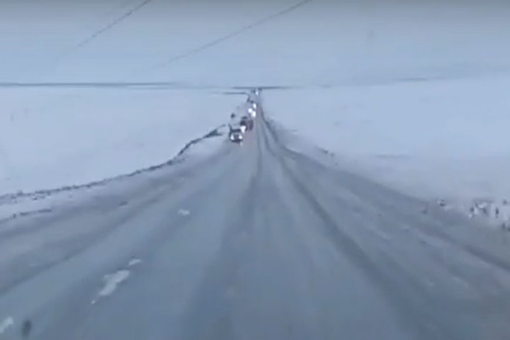 Из-за скользких дорог перекрыли часть трасс в Красноярском крае
