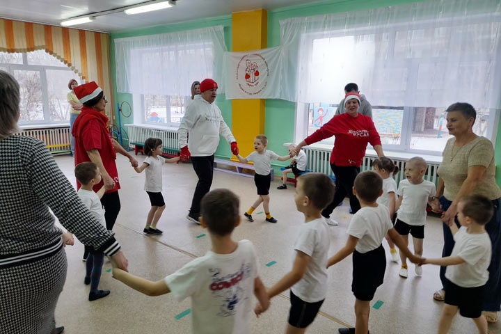 Волонтеры РУСАЛа провели веселую зарядку для воспитанников «Почемучки»