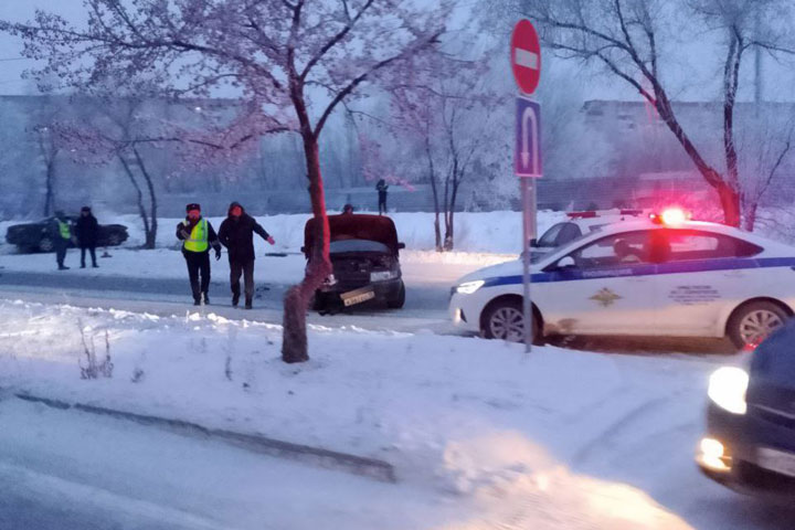 В Саяногорске автомобиль после столкновения отбросило на пешехода 