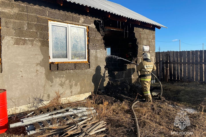 В Хакасии из-за проводки горели три дома, из-за печи - один 