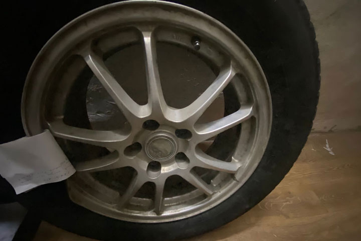 В Хакасии ищут автомобиль, от которого отлетело колесо и повредило «Хонду Фит»