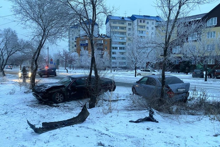 В Саяногорске отброшенная после столкновения Toyota Chaser чуть не убила пешехода