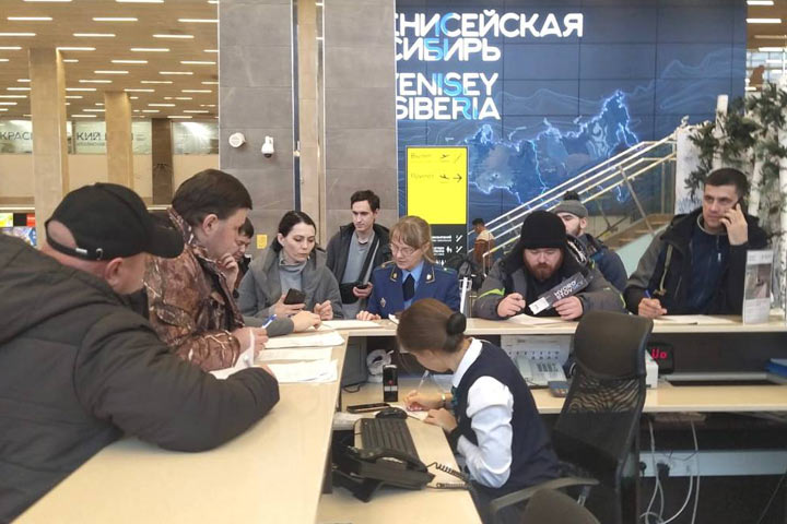 Факты задержек рейсов в аэропортах Красноярска и Абакана проверяются
