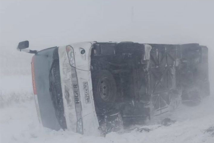 На трассе из-за сильного ветра перевернулся автобус с 15 пассажирами