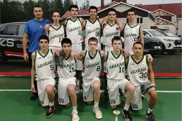 Фонд «СУЭК-РЕГИОНАМ» профинансировал поездку абаканских баскетболистов на соревнования 