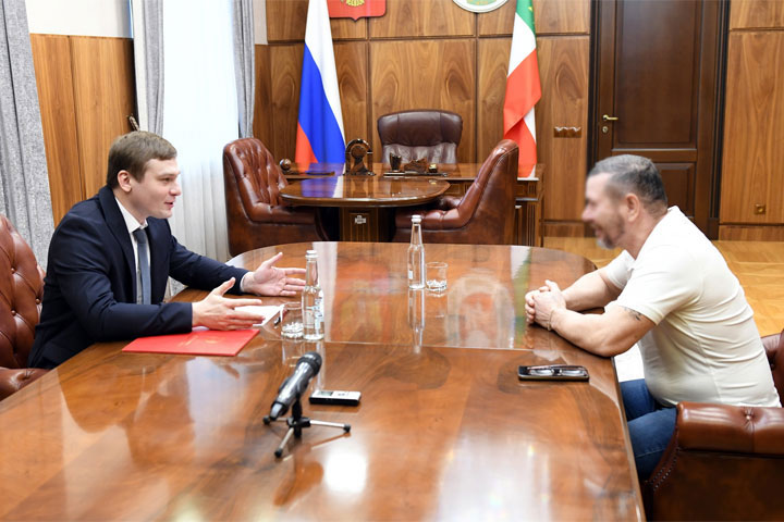  Губернатор Хакасии встретился с главой Шира, участником СВО Василием Талановым
