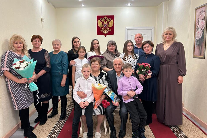 В Саяногорске семейная пара отметила золотой юбилей