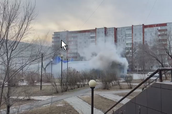 В Саяногорске на улице Ленина горит суши-бар 