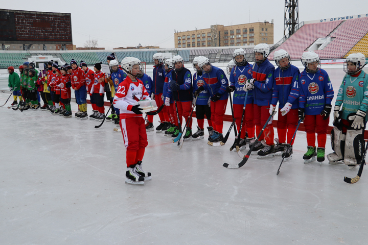 В Абакане стартовал открытый городской турнир по хоккею с мячом