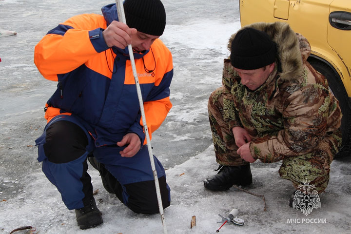 МЧС просит рыбаков Хакасии быть осторожнее на льду 