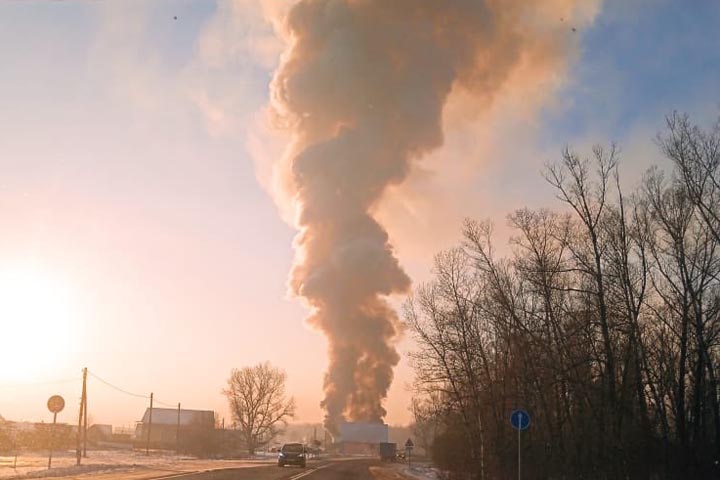 Столб дыма виден издалека: рядом с Хакасией горит частный дом