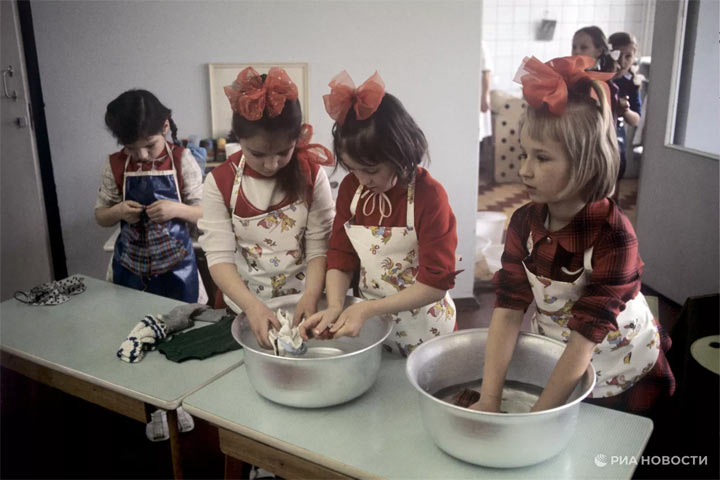 Россия снова решает, нужно ли детей учить труду