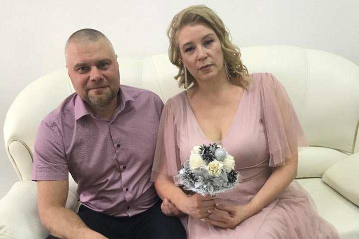 Счастливая пара в Абакане отметила серебряную свадьбу 