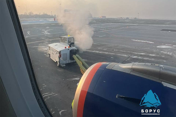 В аэропорту Абакан замерз самолет