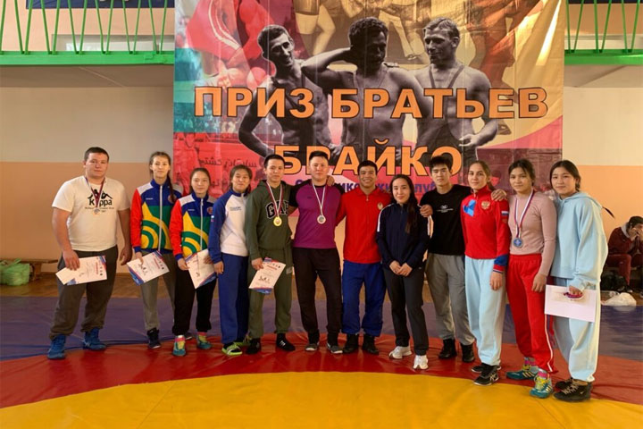 Медали всероссийских соревнований завоевали борцы из Хакасии 