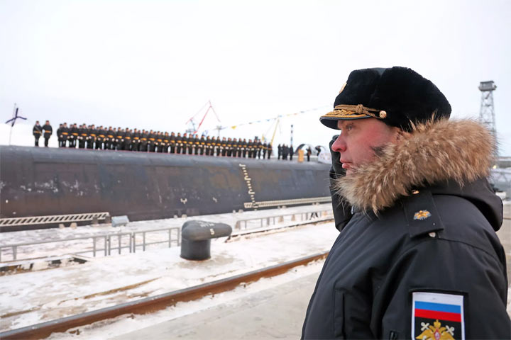 Путин принял участие в поднятии флагов на атомных подлодках и оценил оснащение ВМФ