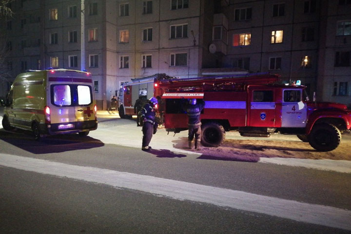 В Черногорске 73 человека ждали на морозе, когда пожарные потушат общежитие 