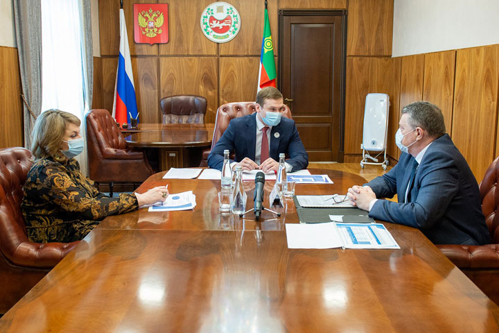 Руководитель Минстроя Хакасии доложил Валентину Коновалову об итогах работы в 2021 году