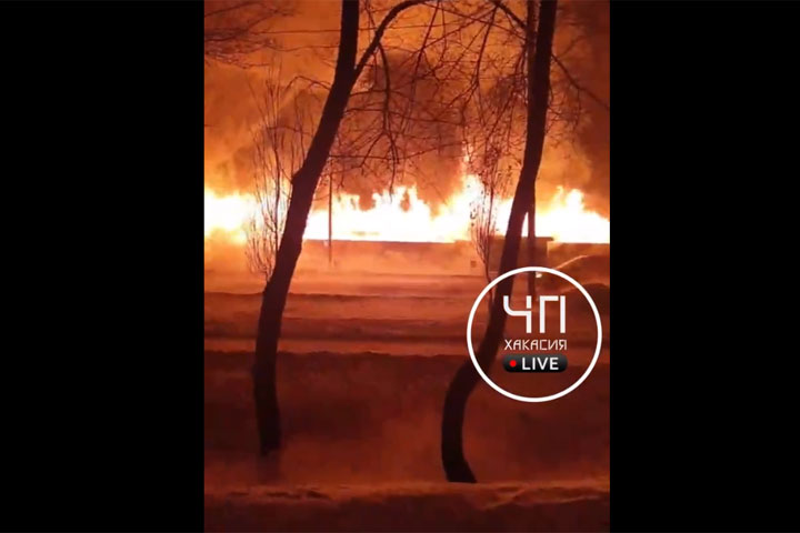 В Абакане - серьезный пожар возле строящейся мечети 