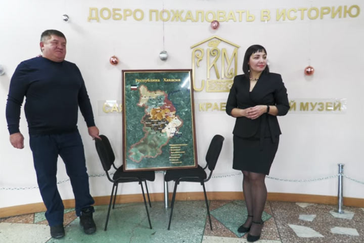 Игорь Чунчель сделал уникальный подарок музею Саяногорска 