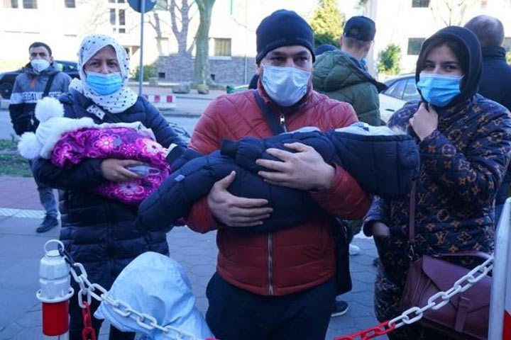 Европа в ужасе: Украинские беженцы начнут драться с арабами за пособия