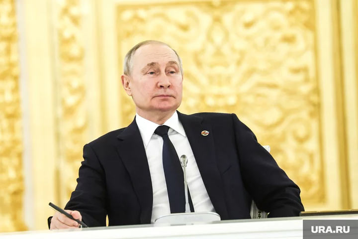Путин первым из всех кандидатов приехал подавать документы на выборы-2024. Видео