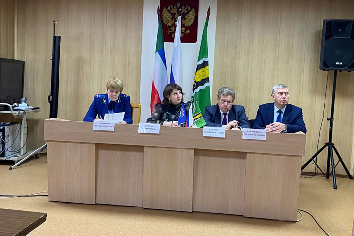 Ирина Войнова пригласила представителей правительства, прокуратуры и энергетиков на серьезный разговор