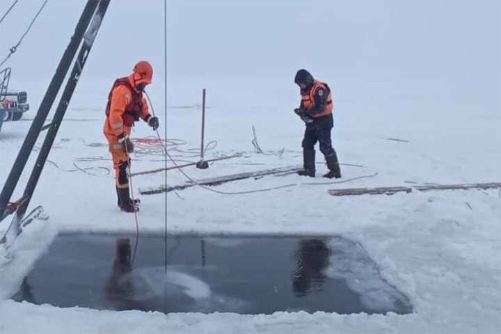 Спасатели достали машину, ушедшую под лед с водителем 