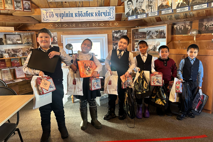 Сотрудники Хакасского национального музея поздравили школьников Верхней Теи