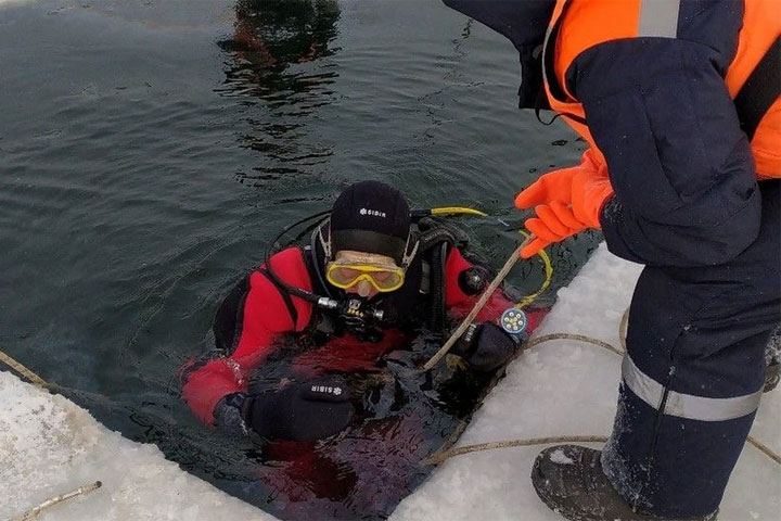 Водолазы ищут трех мужчин, утонувших вместе с техникой