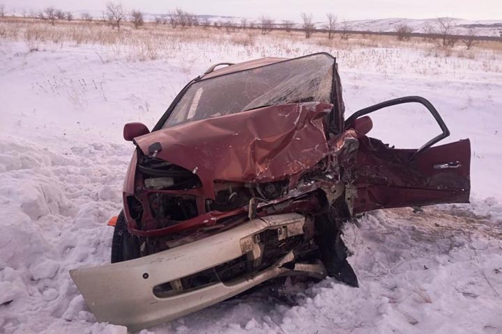 В Хакасии Toyota Ipsum вылетела на встречку: погиб водитель грузовика, пострадали три человека