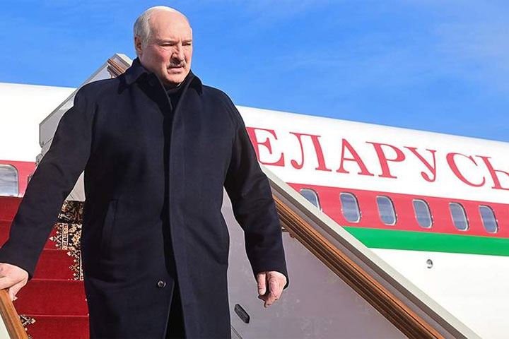 Лукашенко вылетел в Санкт-Петербург на саммиты ЕАЭС и СНГ