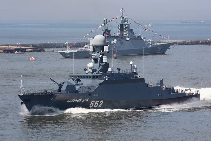 Путин поднял флаг на российском фрегате «Адмирал Головко»