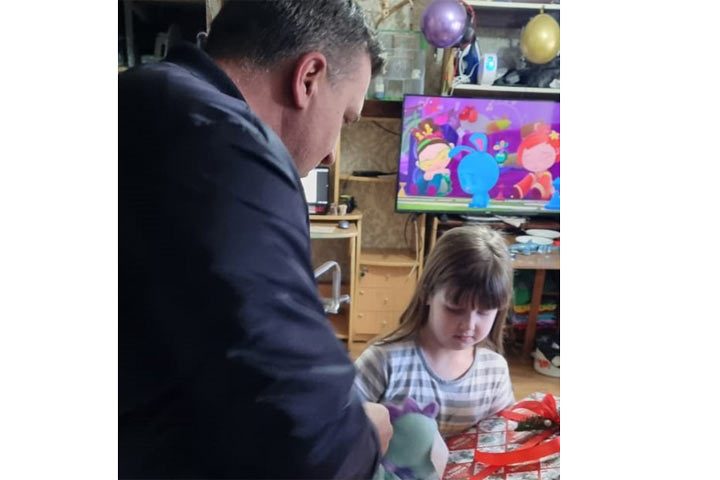 Директор Саяногорского алюминиевого завода исполнил мечту 6-летней Олеси