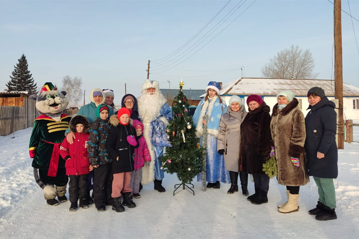 В Боградском районе завершилось турне Деда Мороза и Снегурочки