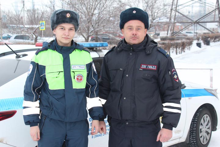 В Хакасии инспекторы ДПС в мороз спасли водителя заглохшего грузовика